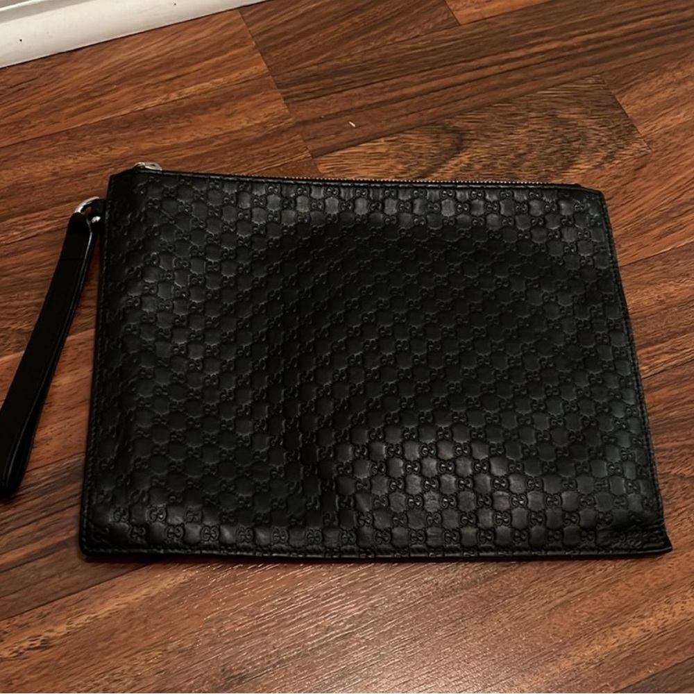 SOLD- EUC Gucci leather wristlet/clutch